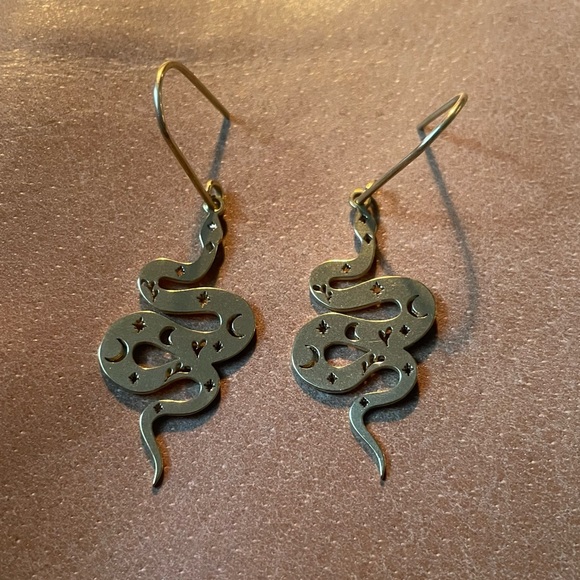 Brass cutout snake earrings - Picture 5 of 7